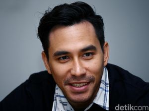 Darius Sinathrya Terpopuler Gegara Cuitan Ini, Netizen Salfok soal Akunnya