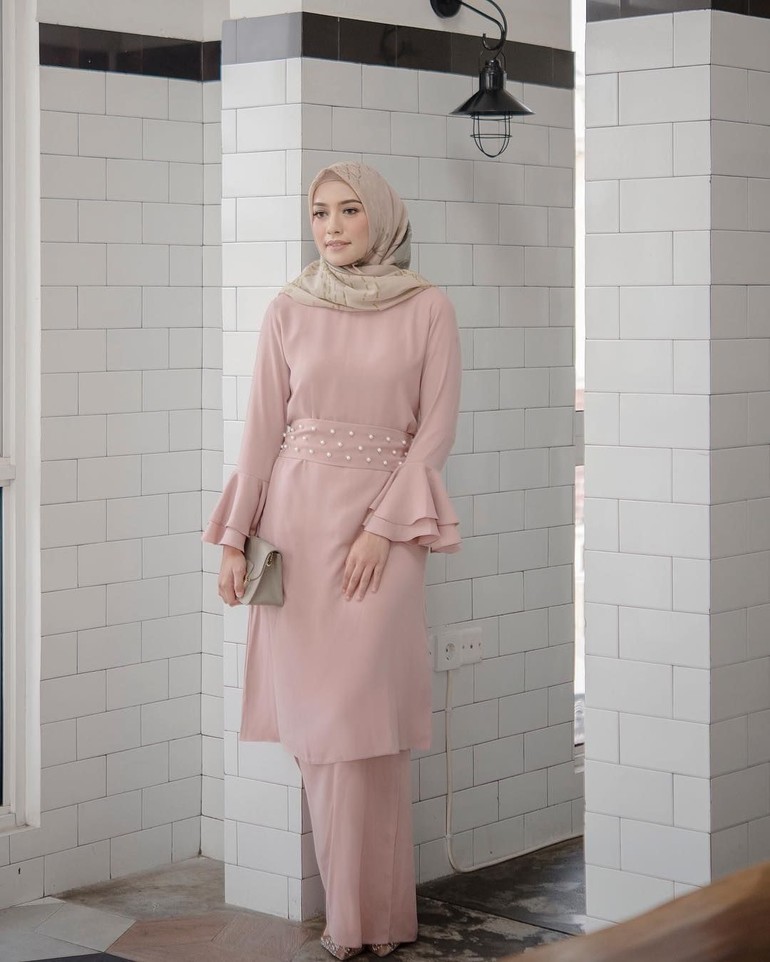 40+ Koleski Terbaik Inspirasi Baju Kondangan Simple Hijab