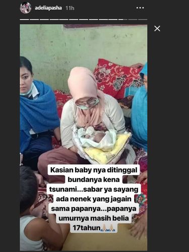 Adelia Pasha menggendong bayi korban tsunami Palu. 