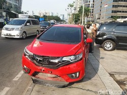 TransJ Tabrak Separator di Jl Sudirman, Satu Mobil Ikut Rusak