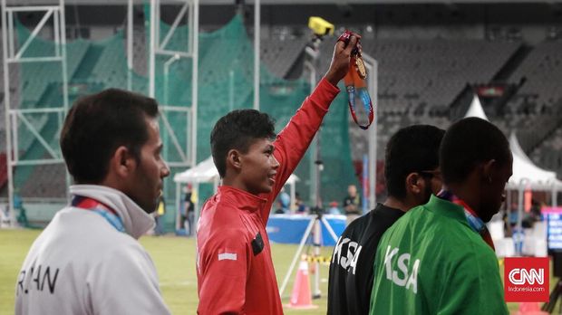 Sapto Yogo meraih emas keduanya di Asian Para Games 2018. (