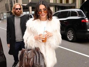 9 Gaya Instagenic Vanessa Hudgens Menyeruput Minuman Favorit