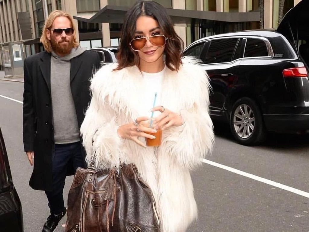 9 Gaya Instagenic Vanessa Hudgens Menyeruput Minuman Favorit 9 Gaya Instagenic Vanessa Hudgens Menyeruput Minuman Favorit