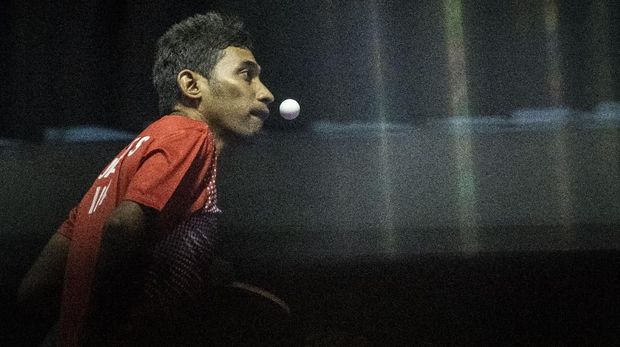 Petenis meja Indonesia Jacobs Dian David memukul bola ke arah lawannya dari Korea Selatan Jung Sukyoun dalam babak penyisihan group A para tenis meja TT10 tunggal putra Asian Para Games 2018 di Jakarta, Minggu (7/10). ANTARA FOTO/Aprillio Akbar/foc/18.