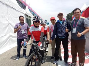 Raih Perak, Pebalap Tunanetra Ini Menangis Haru Raih Perak, Pebalap Tunanetra Ini Menangis Haru