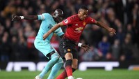 Mohamed Diame (kiri) menjadi pemain dengan tekel sukses terbanyak di 2018 yakni 127 tekel. Dia unggul atas Wilfred Ndidi (115) dan Idrissa Gueye (114). (Foto: Laurence Griffiths/Getty Images)