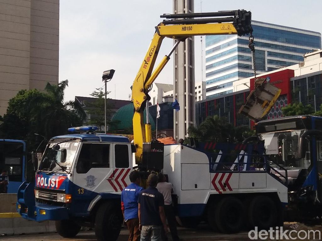 Setelah 3 Jam, TransJ yang Tabrak Separator di Jl Sudirman Diderek