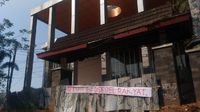 Foto: Aksi Segel Proyek Gedung DPRD Tangsel Rp 200 M yang Mangkrak