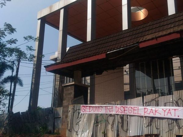 Foto: Aksi Segel Proyek Gedung DPRD Tangsel Rp 200 M yang Mangkrak
