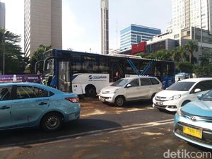 Ada Transjakarta Kecelakaan, Jalan Sudirman Macet Ada Transjakarta Kecelakaan, Jalan Sudirman Macet