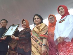 5.000 Emak-Emak Pecahkan Rekor Berbusana Batik Terbanyak
