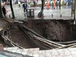 Lubang Menganga Muncul di China, 2 Orang Tewas dan 2 Hilang