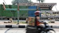 Atap Hilang, Begini Penampakan Mirisnya Halte Taman BMW