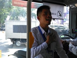 Atmosfer nan Rileks di Dalam Shuttle Bus Asian Para Games Atmosfer nan Rileks di Dalam Shuttle Bus Asian Para Games