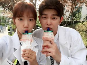 Minum Kopi dan Makan Carrot Cake Jadi Favorit Si Manis Park Shin-hye