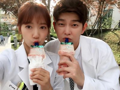 Minum Kopi dan Makan Carrot Cake Jadi Favorit Si Manis Park Shin-hye