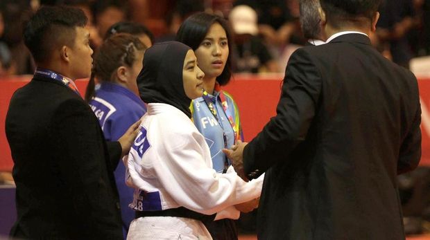 Menurut Miftah (tengah), prinsip dan regulasi sama-sama harus ditegakkan.