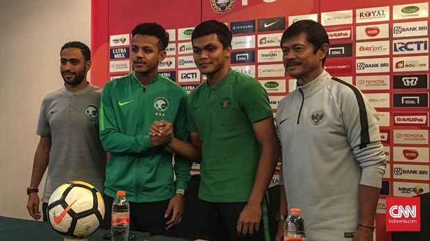 Pelatih dan pemain Timnas Indonesia U-19 dan bertemu dengan pemain dan pelatih timnas Arab Saudi U-19 dalam konferensi pers.