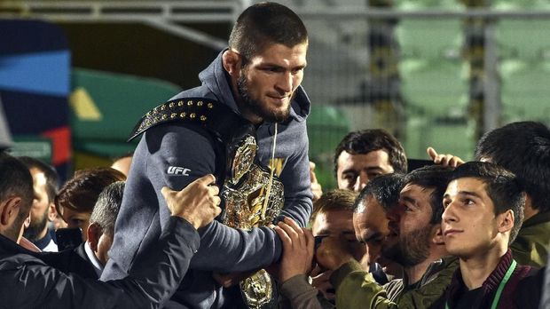 Khabib Nurmagomedov mempertahankan sabuk kelas ringan usai mengalahkan Conor McGegor di UFC 229. (