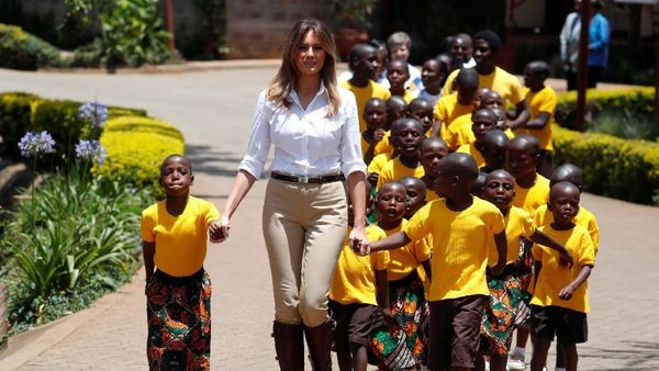 Parade Gaya Melania Trump Tur Solo Perdana ke Afrika, Ada yang Kontroversial