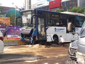 Bus Tabrak Separator di Jl Sudirman, TransJ: Tak Ada Korban