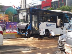 Bus Tabrak Separator di Jl Sudirman, TransJ: Tak Ada Korban