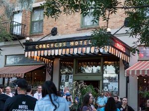 Seram! 7 Bar Mistis Ini Tetap Buka Meski Sering Ada Penampakan