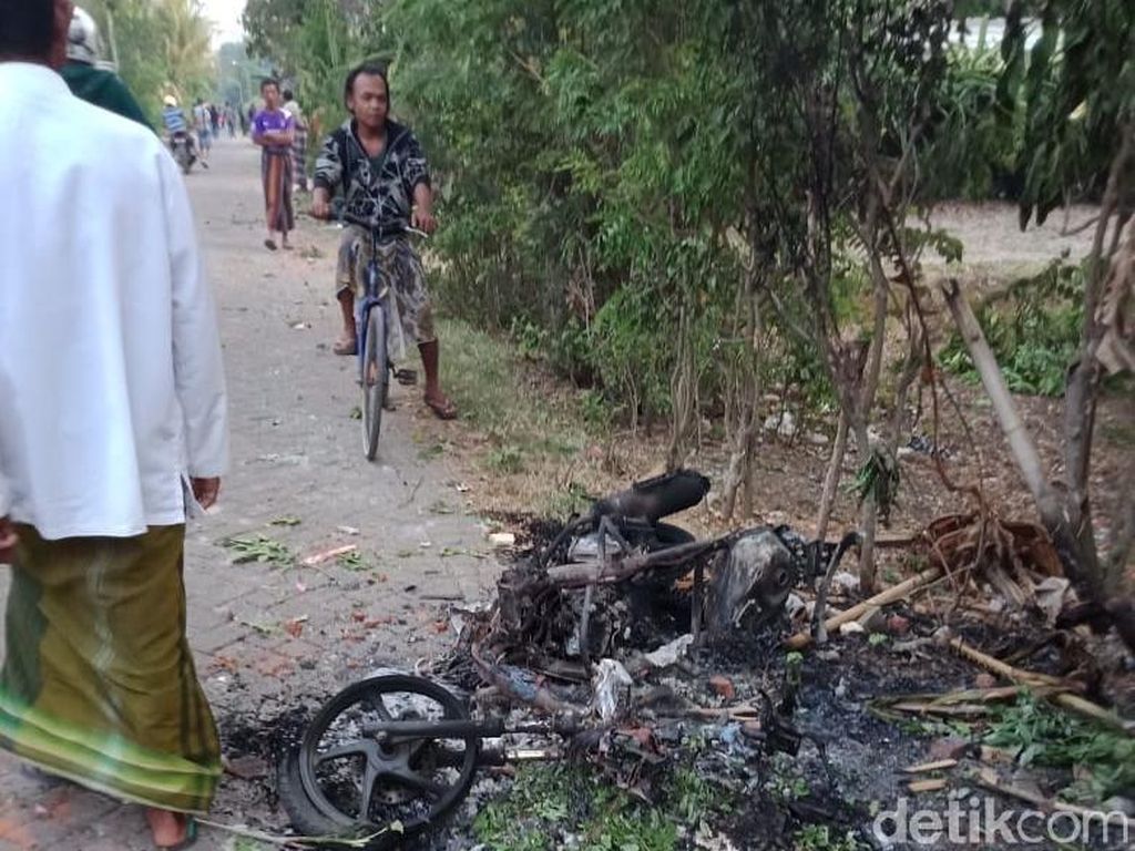 Polisi Selidiki Pascapenyerangan Kampung di Tulungagung Polisi Selidiki Pascapenyerangan Kampung di Tulungagung