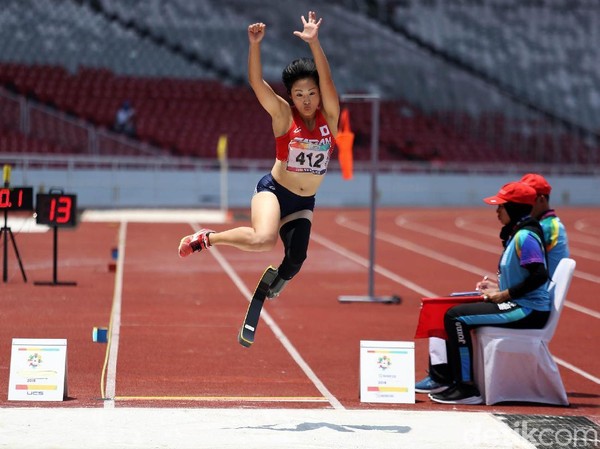 Para Atlet Indonesia Evi Karisma melakukan lompatan dalam pertadingan lompat jauh Asian Paragames 2018 di Stadion GBK, Senayan, Jakarta, Selasa (9/10/2018). Evi meraih medali perunggu dalam lompat jauh kategori T42-44/61-64 dengan lompatan sejuah 4.03 meter, medali emas diperoleh para atlet Jepang Maya Nakanishi dengan lompatan 5.44 m sedangkan medali perak diraih para atlet Jepang Saki Takakuwa dengan lompatan 4.85 m.