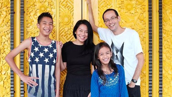 Potret Harmonis Keluarga Dewi Dee Lestari dan Reza Gunawan