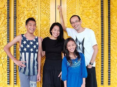 Potret Harmonis Keluarga Dewi Dee Lestari dan Reza Gunawan