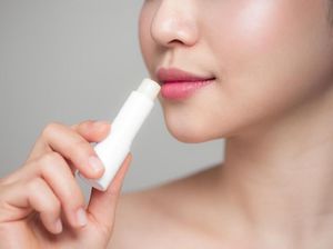 Buat Sendiri Lip Gloss dari Cokelat yang Enak dan Melembapkan Bibir Buat Sendiri Lip Gloss dari Cokelat yang Enak dan Melembapkan Bibir