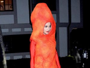 Kostum Halloween Terburuk Selebriti, dari Snack Cheetos Sampai Simbol Nazi Kostum Halloween Terburuk Selebriti, dari Snack Cheetos Sampai Simbol Nazi