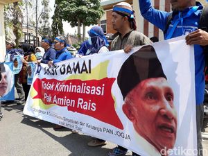 Datangi Polda DIY, Simpatisan Amien Rais Gelar Aksi Solidaritas Datangi Polda DIY, Simpatisan Amien Rais Gelar Aksi Solidaritas