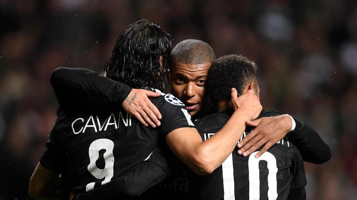 Edinson Cavani bersama Neymar dan Kylian Mbappe (Mike Hewitt/Getty Images)