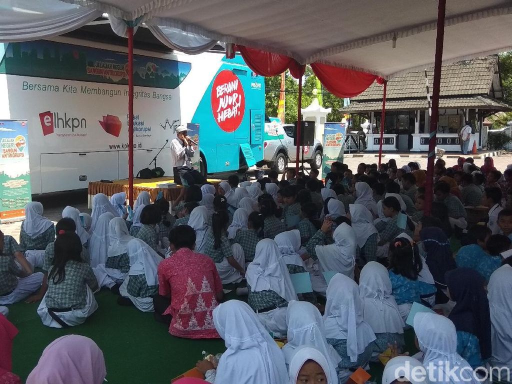 Melihat Bus KPK Saat Sambangi Kabupaten Semarang Melihat Bus KPK Saat Sambangi Kabupaten Semarang