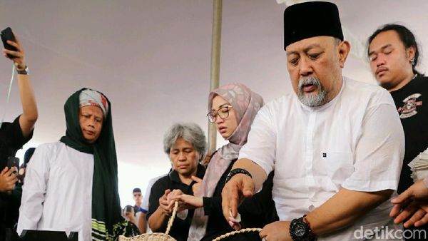 Pemakaman Istri Indro Warkop