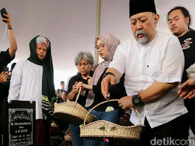 Pemakaman Istri Indro Warkop