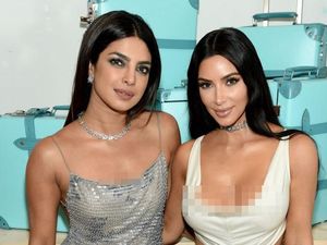 Foto: Akrabnya Kim Kardashian dan Priyanka Chopra, Tapi Seksian Siapa?