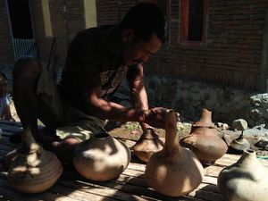 Gali Lubang WC, Warga NTB Temukan Kendi dan Guci Kuno