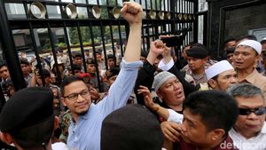 Momen Hanafi-Tasniem Rais Kawal Sang Ayah di Polda Metro