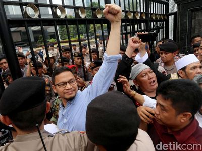 Momen Hanafi-Tasniem Rais Kawal Sang Ayah di Polda Metro