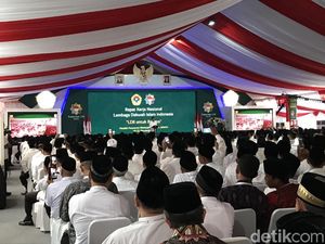 Buka Rakernas LDII, Jokowi Diberi Buku Pedoman Beribadah Buka Rakernas LDII, Jokowi Diberi Buku Pedoman Beribadah