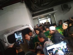 Jenazah Istri Indro Dimandikan, Rencana Dimakamkan di Tanah Kusir