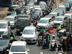 Kredit Motor dan Mobil Tanpa DP Bisa Bikin Jalan Tambah Macet