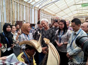 Bos IMF Minta Musisi Sasando Mainkan Lagu Bruno Mars Bos IMF Minta Musisi Sasando Mainkan Lagu Bruno Mars