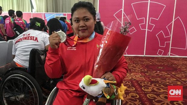Siti Mahmudah meraih perak di cabang olahraga angkat besi Asian Para Games 2018.