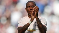 Ashley Young juga membuka kemungkinan untuk bertahan di MU. Namun, karena kalah bersaing dengan Luke Shaw, Young ingin lebih dulu memastikan apakah ia masih masuk dalam rencana klub. Foto: Matthew Childs/Action Images via Reuters