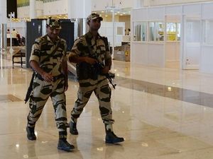 Polisi di Bandara India Diperintahkan Tidak Mengumbar Senyum