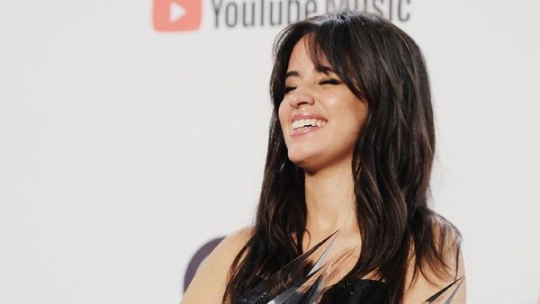 AMA Oh Na Na.. Camila Cabello Sabet 4 Piala American Music Awards 2018